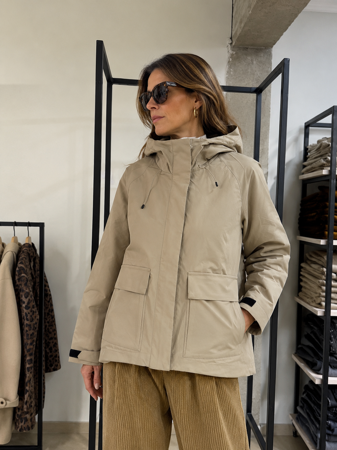 Chaqueta Sport Cortaviento Beige con Capucha