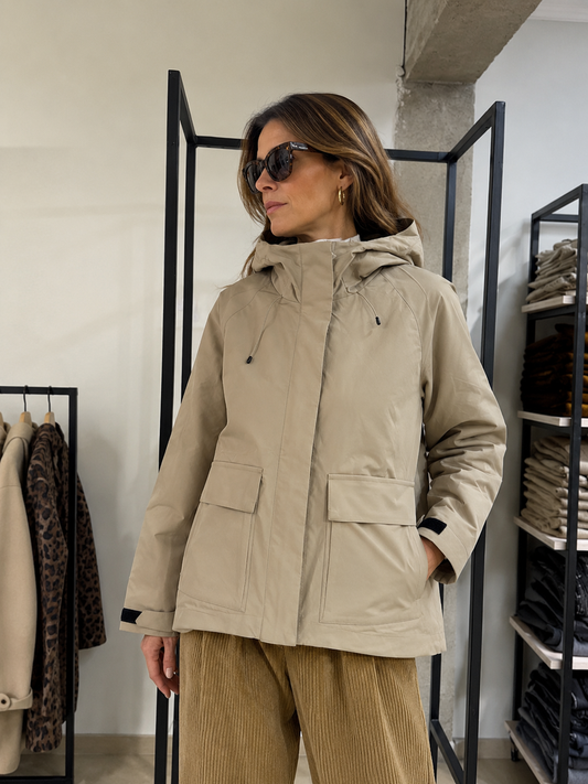 Chaqueta Sport Cortaviento Beige con Capucha