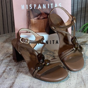Sandalia de Tacón Orquidea Avellana - Hispanitas | Michelle Piffaut
