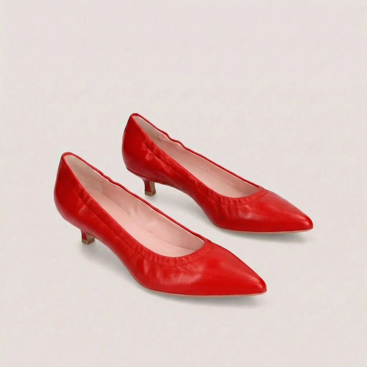 Pretty Ballerinas - Zapatos de Taco Bajo Kendall en Cuero Rojo.