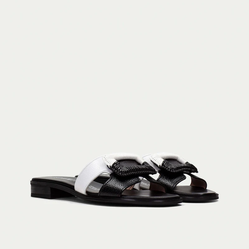 Hispanitas – Sandalias Planas Yakarta en Cuero Bicolor Blanco y Negro