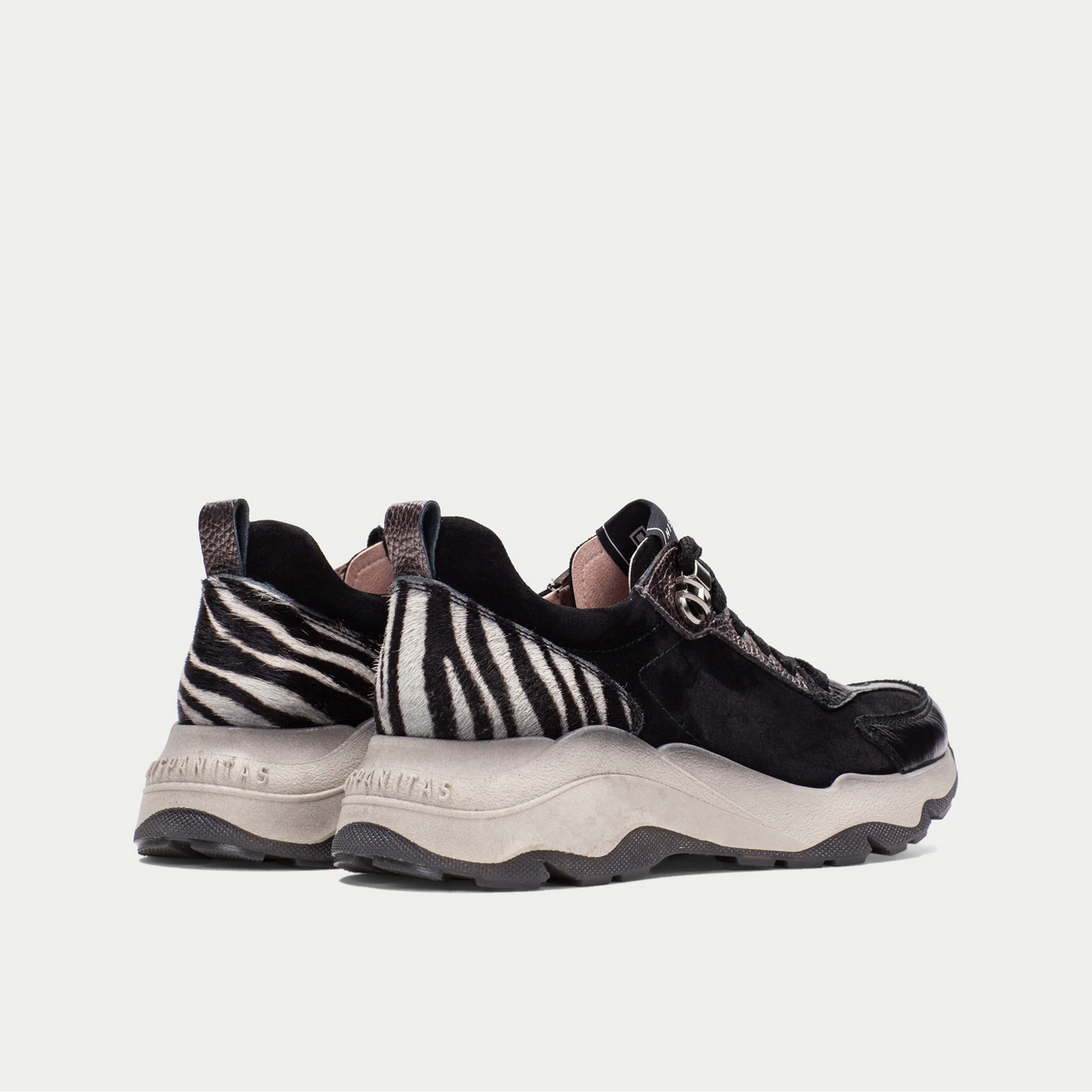 Hispanitas – Zapatillas Urbanas Nepal en Cuero y Suede Velvet Black